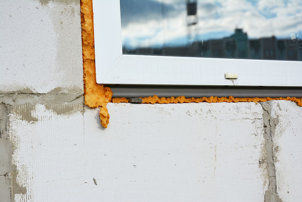 Window installation and insulation with spray foam insulation to avoid thermal bridge