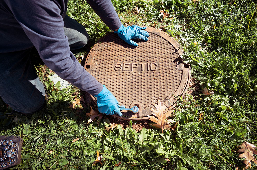 Septic tank manhole