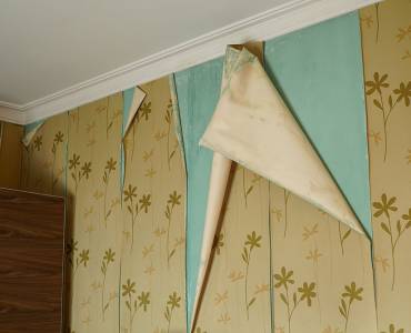 Open wallpaper seam on damp walls